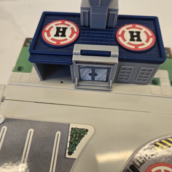 Micro Machine Travel City Fold Up Playsets by Galoob from 1989 - Picture 10 of 12